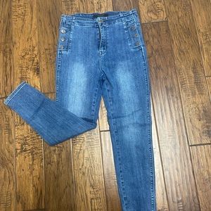 Risen jeans. Side button detail.